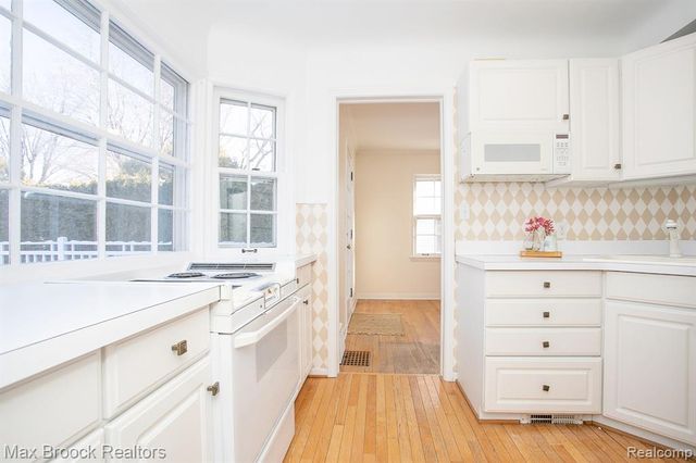 10034 Lasalle Boulevard, Huntington Woods, MI 48070