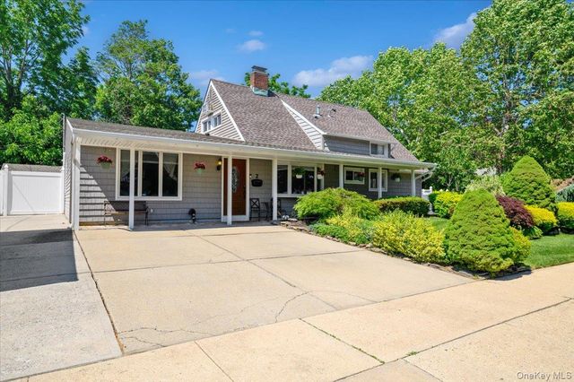 2 Bridge Lane, Hicksville, NY 11801