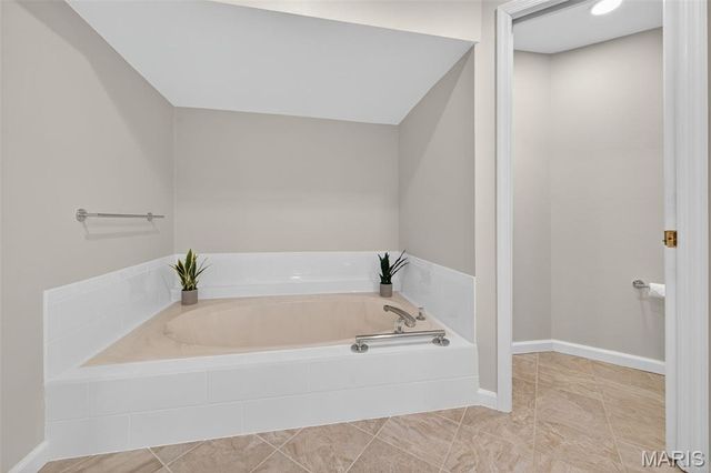 561 Sarah Lane 204, St Louis, MO 63141