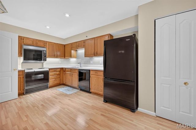 561 Sarah Lane 204, St Louis, MO 63141