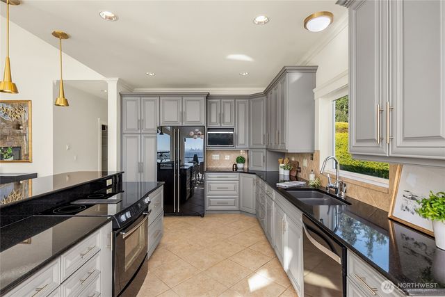 10052 Edgecombe Place NE, Bainbridge Island, WA 98110