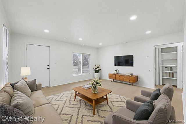 10821 Albany Street, Oak Park, MI 48237