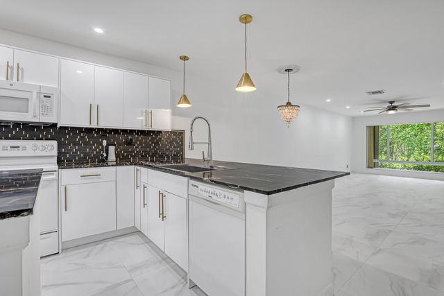 13233 Lucinda Palm Court B, Delray Beach, FL 33484