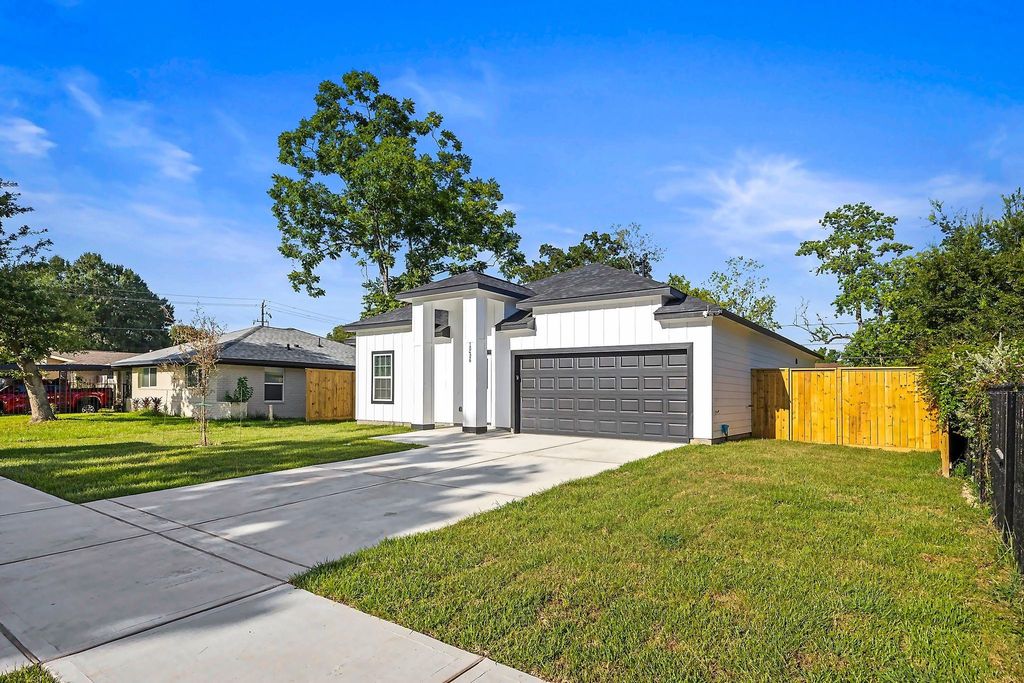 10426 Royal Oaks Drive, Houston, TX 77016