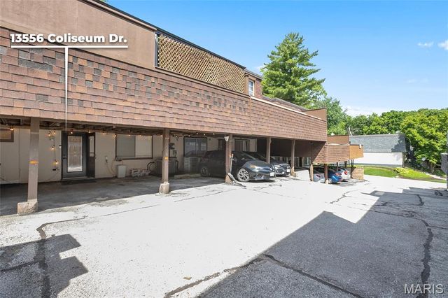 13556 Coliseum Drive, Chesterfield, MO 63017