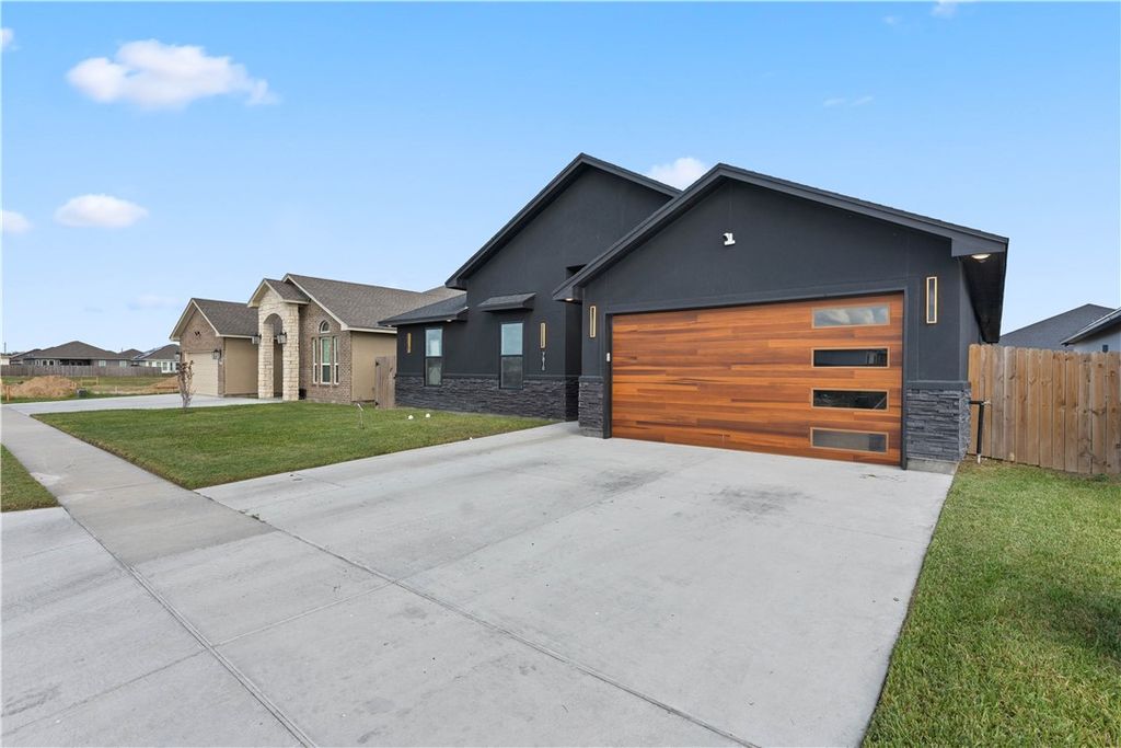 7810 Fold, Corpus Christi, TX 78414 — photo 2