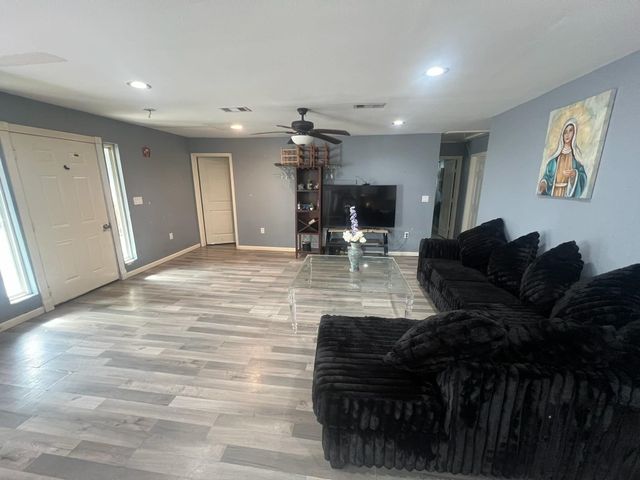 221 Calloway Street, Houston, TX 77029