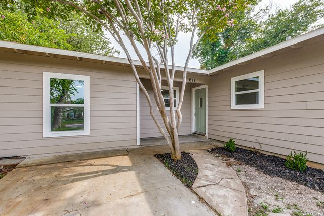 611 BASSWOOD DR, San Antonio, TX 78213