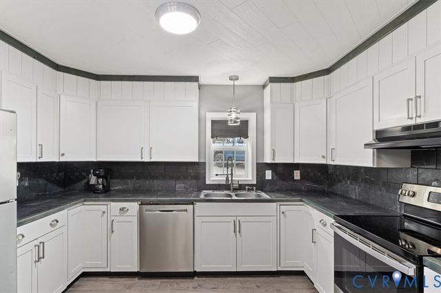 515 S Lakeshore Dr, Louisa, VA 23093