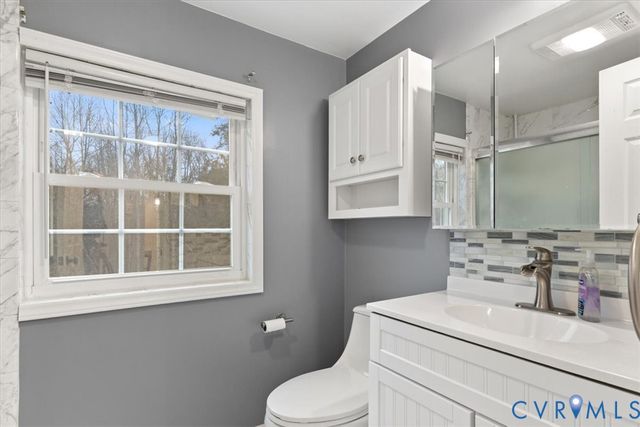 515 S Lakeshore Dr, Louisa, VA 23093