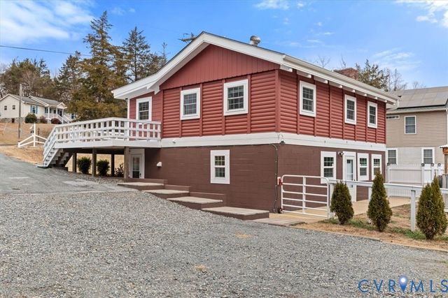 515 S Lakeshore Dr, Louisa, VA 23093