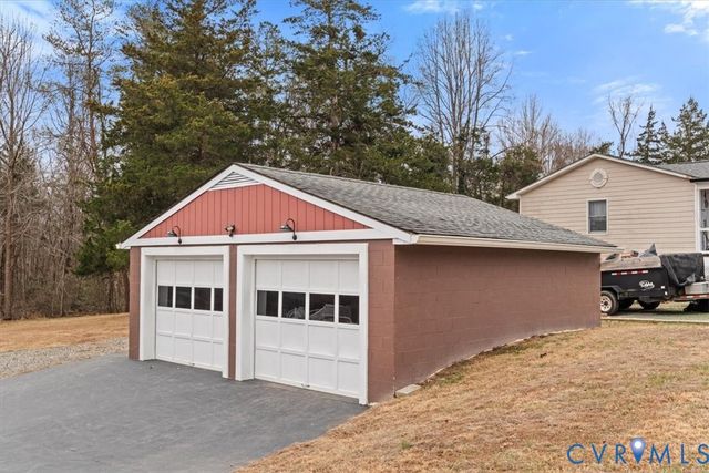 515 S Lakeshore Dr, Louisa, VA 23093