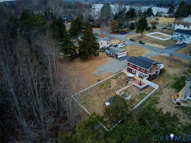 515 S Lakeshore Dr, Louisa, VA 23093