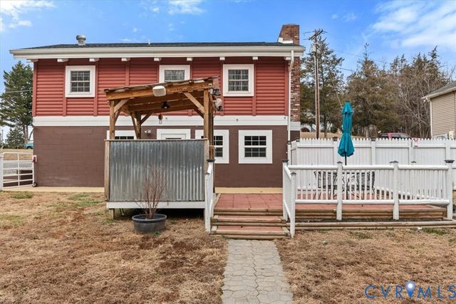 515 S Lakeshore Dr, Louisa, VA 23093