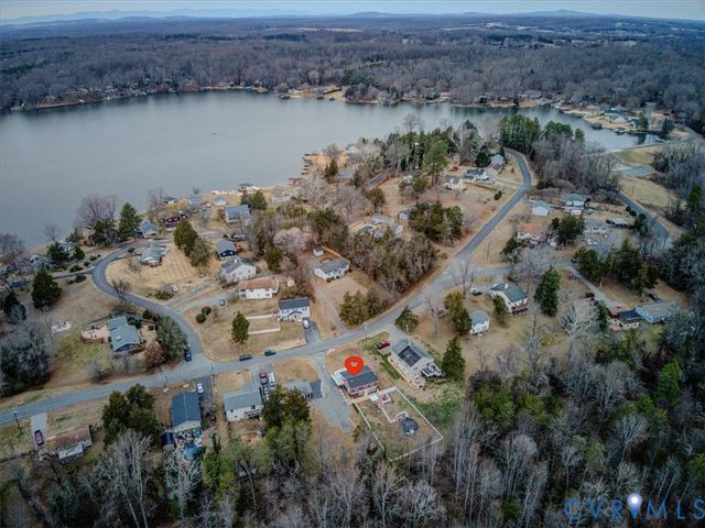 515 S Lakeshore Dr, Louisa, VA 23093