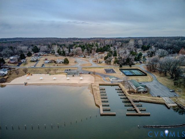 515 S Lakeshore Dr, Louisa, VA 23093