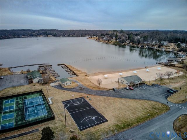 515 S Lakeshore Dr, Louisa, VA 23093