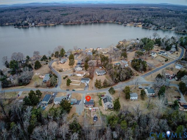 515 S Lakeshore Dr, Louisa, VA 23093