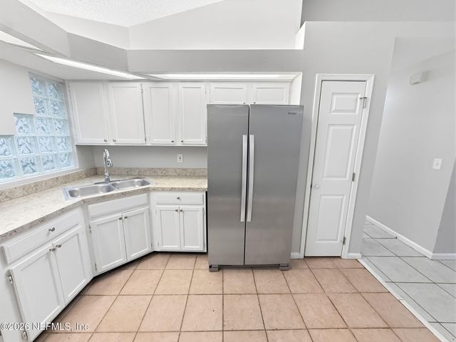 10725 MEADOWLEA Drive, Jacksonville, FL 32218
