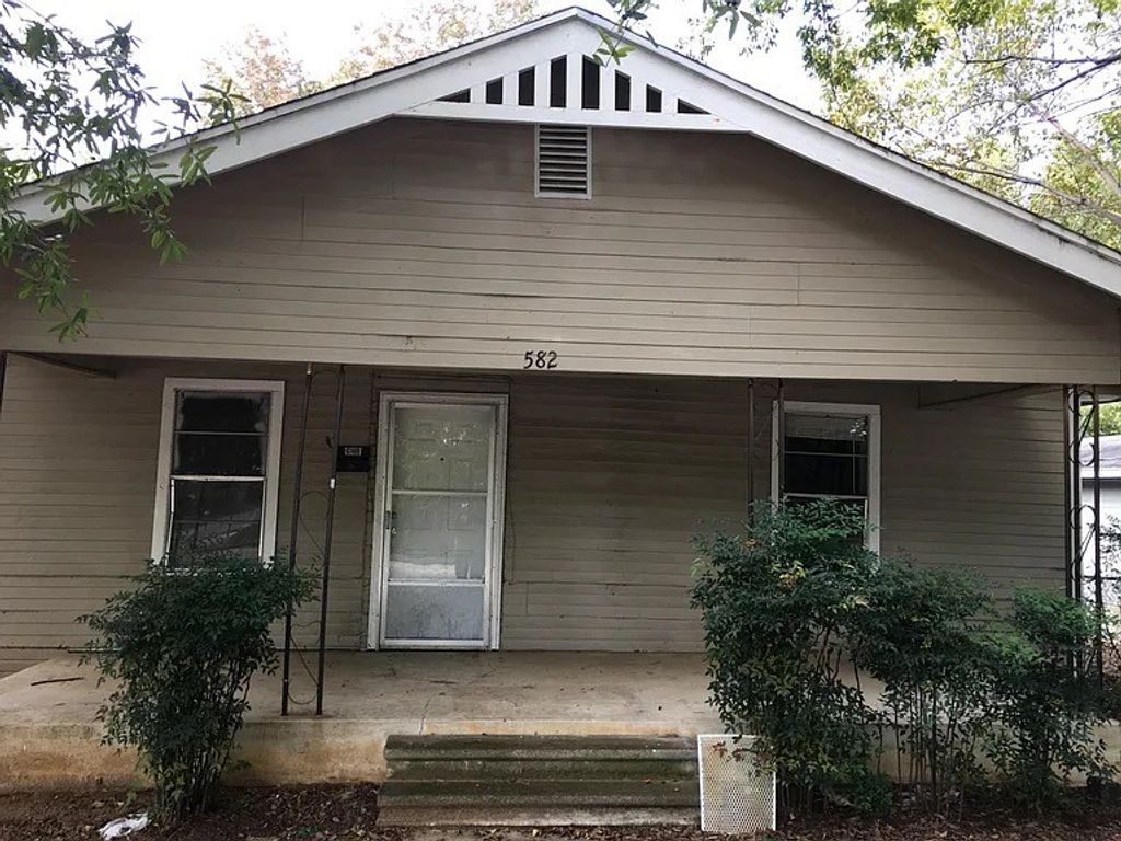 582 SW 1ST, Paris, TX 75460