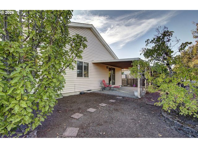 15633 Ne SUMMERPLACE Dr, Portland, OR 97230