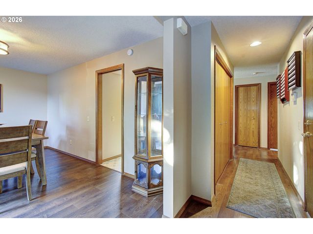 15633 Ne SUMMERPLACE Dr, Portland, OR 97230