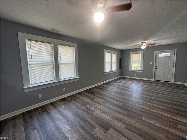 26 Woodland RD, Hampton, VA 23663