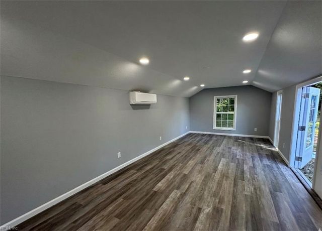 26 Woodland RD, Hampton, VA 23663