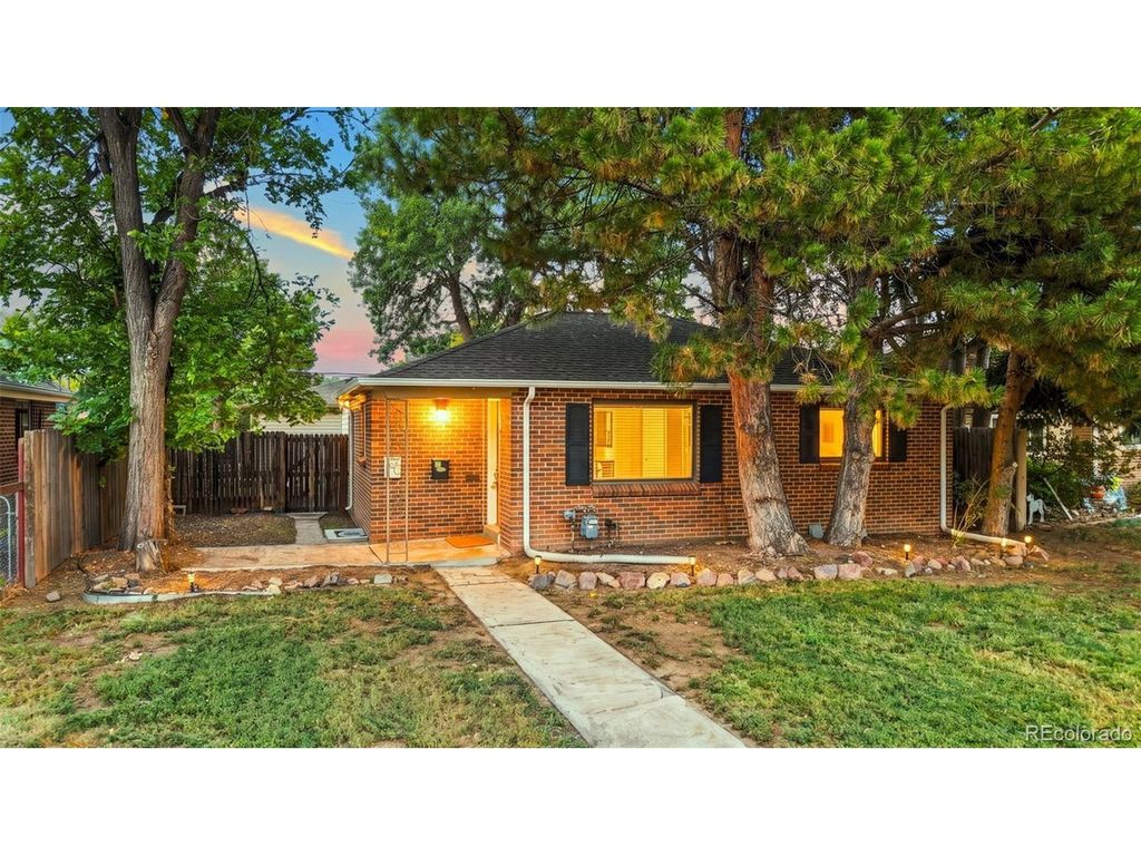 3395 N Oneida St, Denver, CO 80207