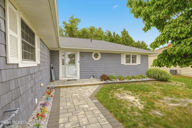 8 Seville Place, Toms River, NJ 08757