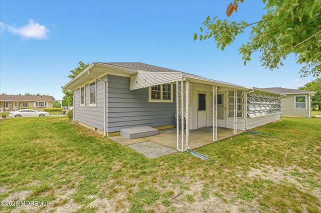 8 Seville Place, Toms River, NJ 08757