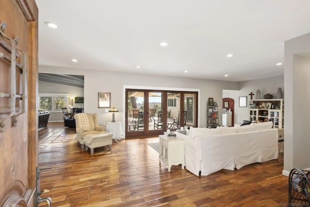 4214 Bobbie Ln, La Mesa, CA 91941