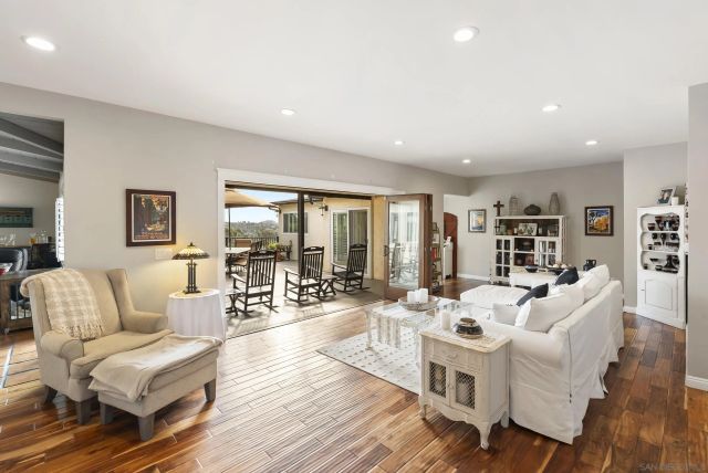 4214 Bobbie Ln, La Mesa, CA 91941