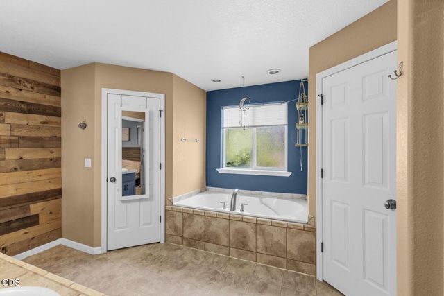 101 Aberdeen Lane, Eagle Point, OR 97524
