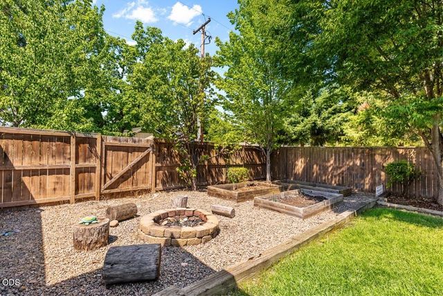 101 Aberdeen Lane, Eagle Point, OR 97524