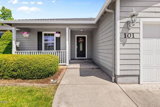 101 Aberdeen Lane, Eagle Point, OR 97524