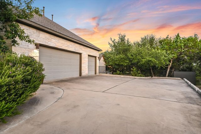 465 Lloyd LN, Dripping Springs, TX 78620