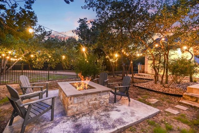 465 Lloyd LN, Dripping Springs, TX 78620