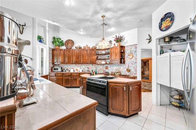 6240 North Hualapai Way, Las Vegas, NV 89149