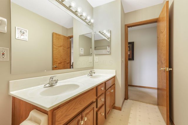 99 Trail E, Pataskala, OH 43062