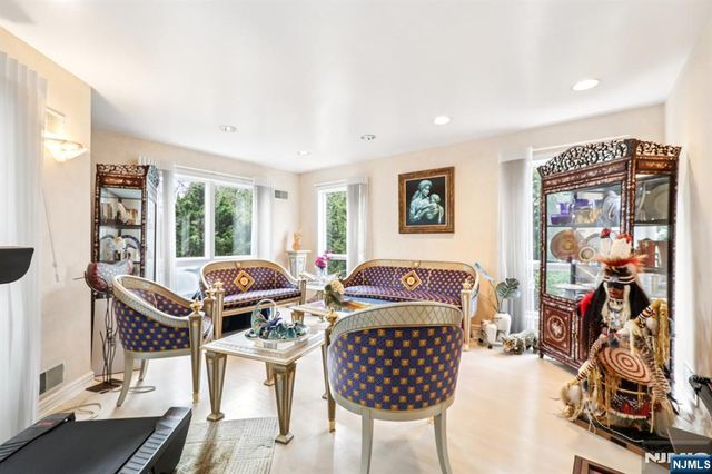 270 E Clinton Avenue, Tenafly, NJ 07670