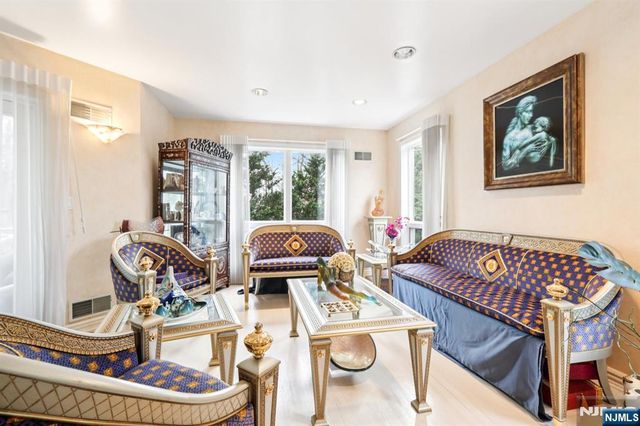 270 E Clinton Avenue, Tenafly, NJ 07670