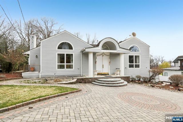 270 E Clinton Avenue, Tenafly, NJ 07670