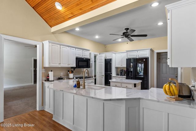 1900 Grand Villa Dr, La Grange, KY 40031