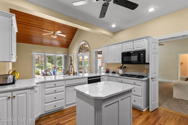 1900 Grand Villa Dr, La Grange, KY 40031