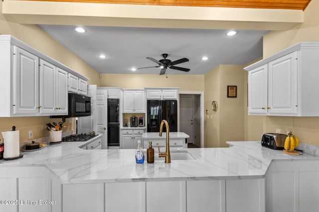 1900 Grand Villa Dr, La Grange, KY 40031