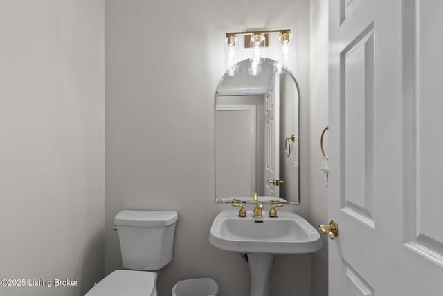 1900 Grand Villa Dr, La Grange, KY 40031