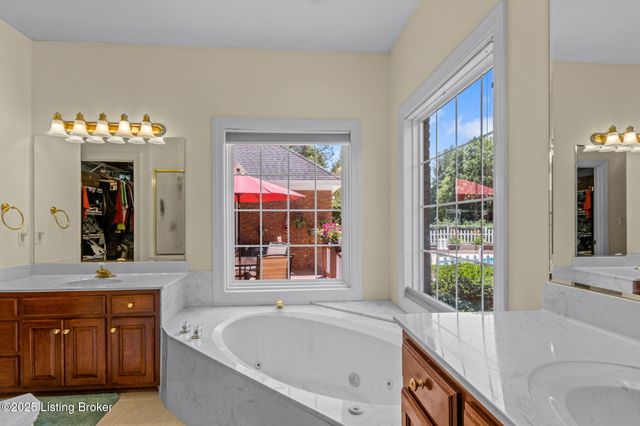 1900 Grand Villa Dr, La Grange, KY 40031