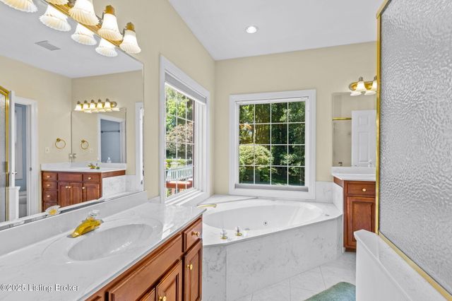 1900 Grand Villa Dr, La Grange, KY 40031