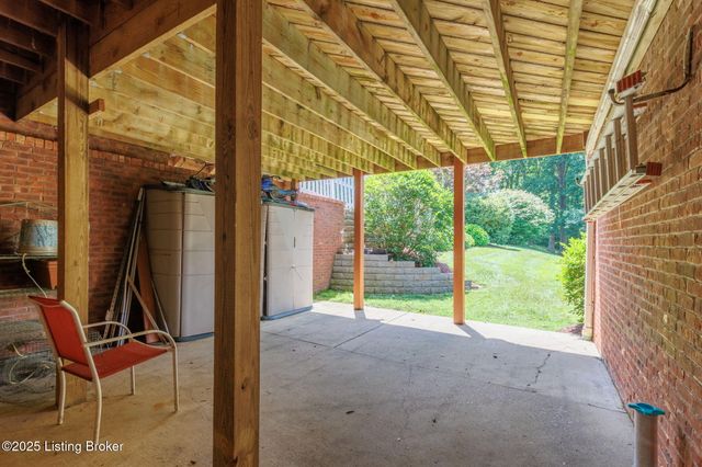 1900 Grand Villa Dr, La Grange, KY 40031